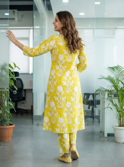 Women Lemon Yellow & White Cotton Botanical Floral Printed Kurta With Pant
